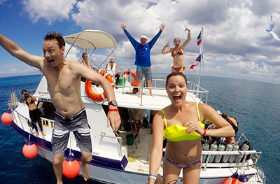people jumping off scuba dive boat